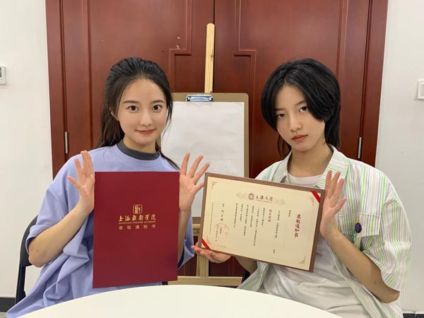 高颜值双胞胎姐妹同时考入上海名校，互拆录取