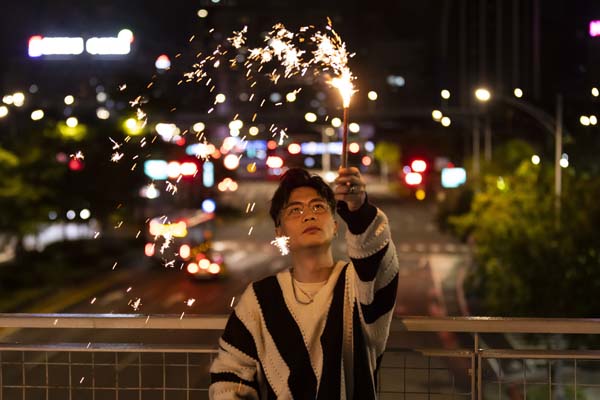 <b>萧秉治X葛大为首度联手合作2022年末心碎祝福单曲 一听就爱上《外人》 MV日剧式</b>