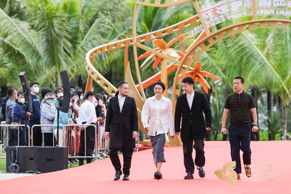 <b>南吉携新作《追幸福的人》 亮相第四届海南岛国际电影节开幕红毯</b>