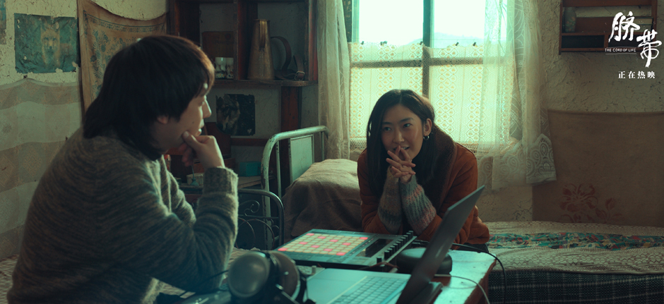 <b>电影《脐带》曝“笑着告别”片段 高分催泪疗愈之作正在热映</b>