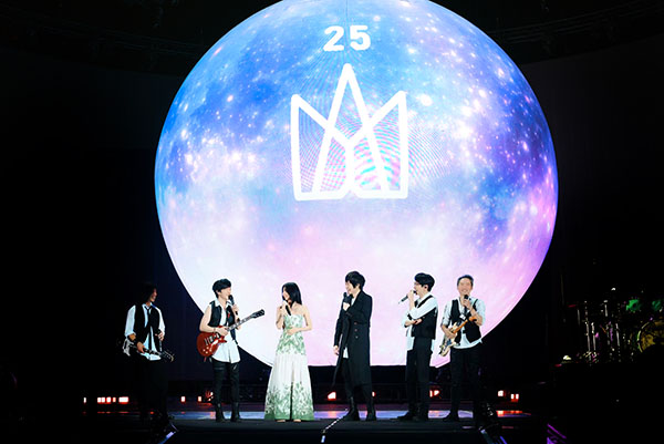 1716095296116212.jpg 1五月天《回到那一天》鸟巢演唱会第一场邀请女神陈绮贞担任嘉宾,音乐风采注入鸟巢最美风景.jpg