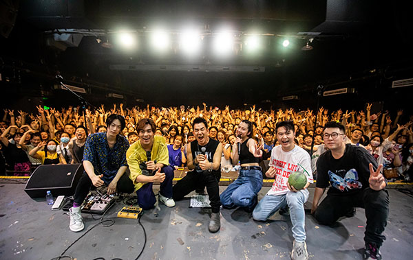 1716784556184620.jpg 图04:2022年告五人举办《在这座城市遇见了你》巡回演唱会长沙站,任贤齐也无预警突击演唱会。(相信音乐提供).jpg