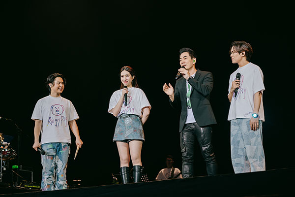 1716784532654870.jpg 图01:告五人《第一次新世界巡回演唱会【宇宙的有趣】》西安场,任贤齐惊喜现身让歌迷超惊喜。(相信音乐提供).jpg