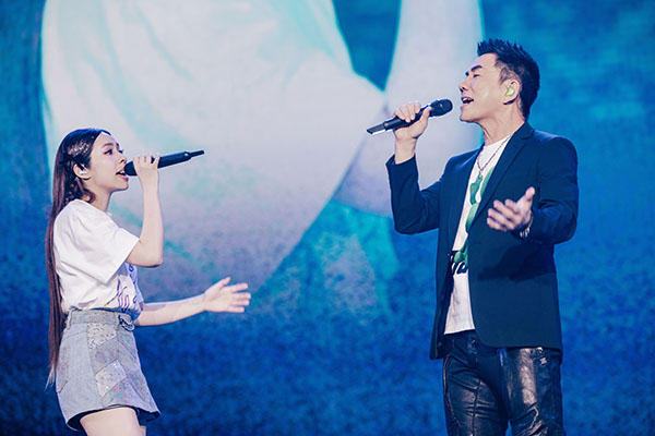1716784572155825.jpg 图06:任贤齐与告五人犬青合唱。(相信音乐提供).jpg