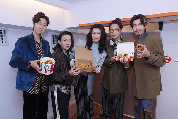 1720073284528261.jpg 图05:麋先生的超高人气接获不少合作厂商邀约,肯德基以美味炸鸡与蛋挞一同为9_21演唱会应援。(相信音乐提供).jpg
