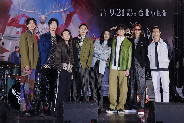 1720073262166845.jpg 图02:宇宙人排除万难现身记者会为麋先生祝贺。(相信音乐提供).jpg