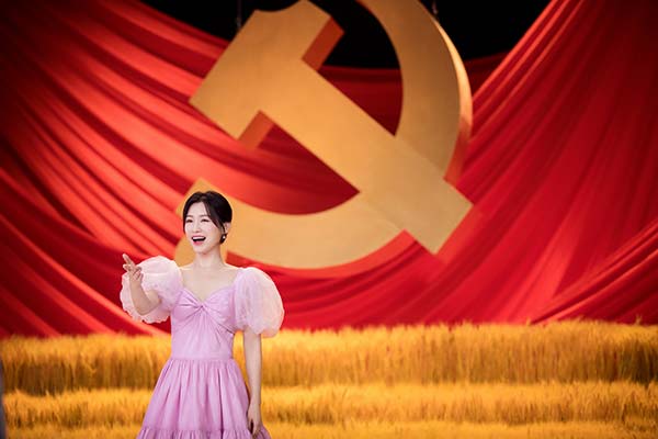 《唱支山歌给党听》青春版MV造型图，苏青温柔粉